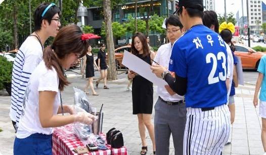 거리에서 직접 물건을 파는 성인 수강생들